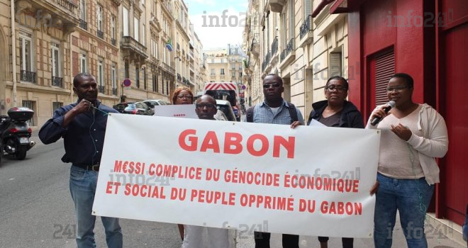 Des Gabonais devant l’ambassade d’Argentine à Paris