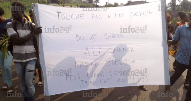 Des gabonais manifestent contre l’exclusion d’Ali Akbar Onanga Y’Obegue du PDG !